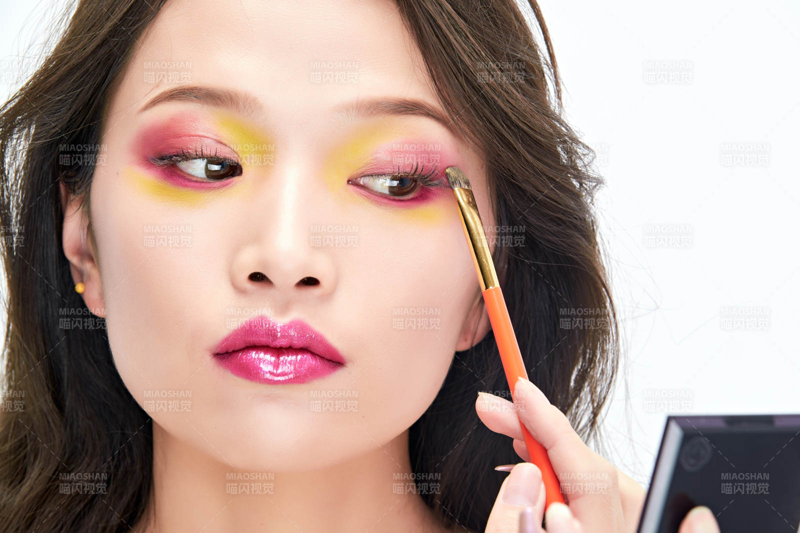 白色背景下棚拍化妆中的美女图片