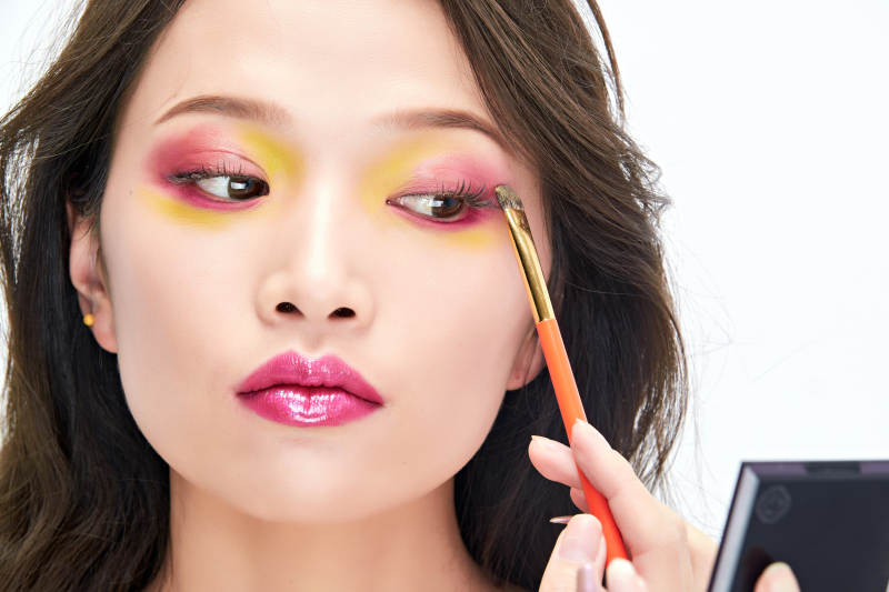 白色背景下棚拍化妆中的美女图片