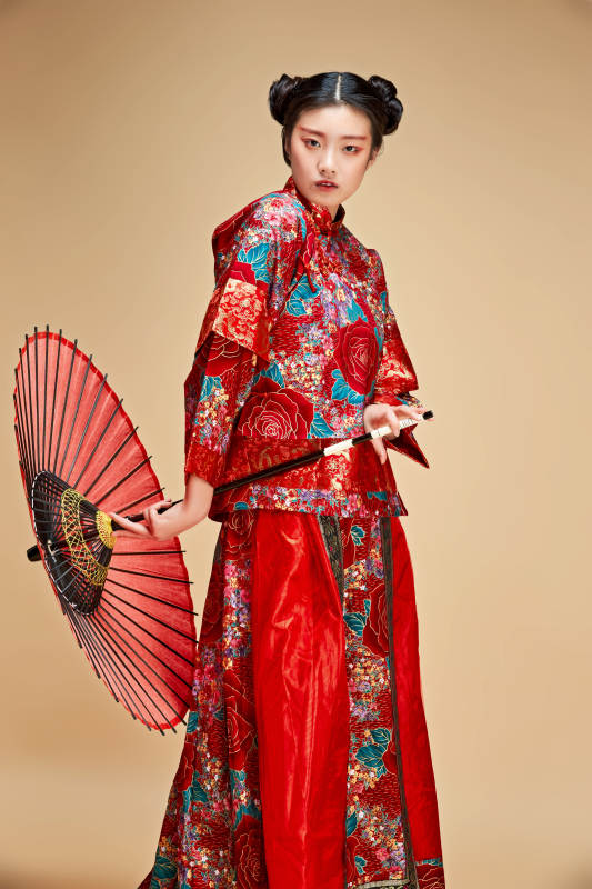 身穿中国秀禾服手撑油纸伞的亚洲女性模特图片