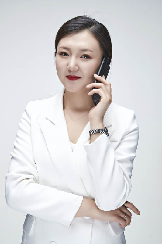 影棚拍摄白色背景亚洲年轻女性商务人像图片