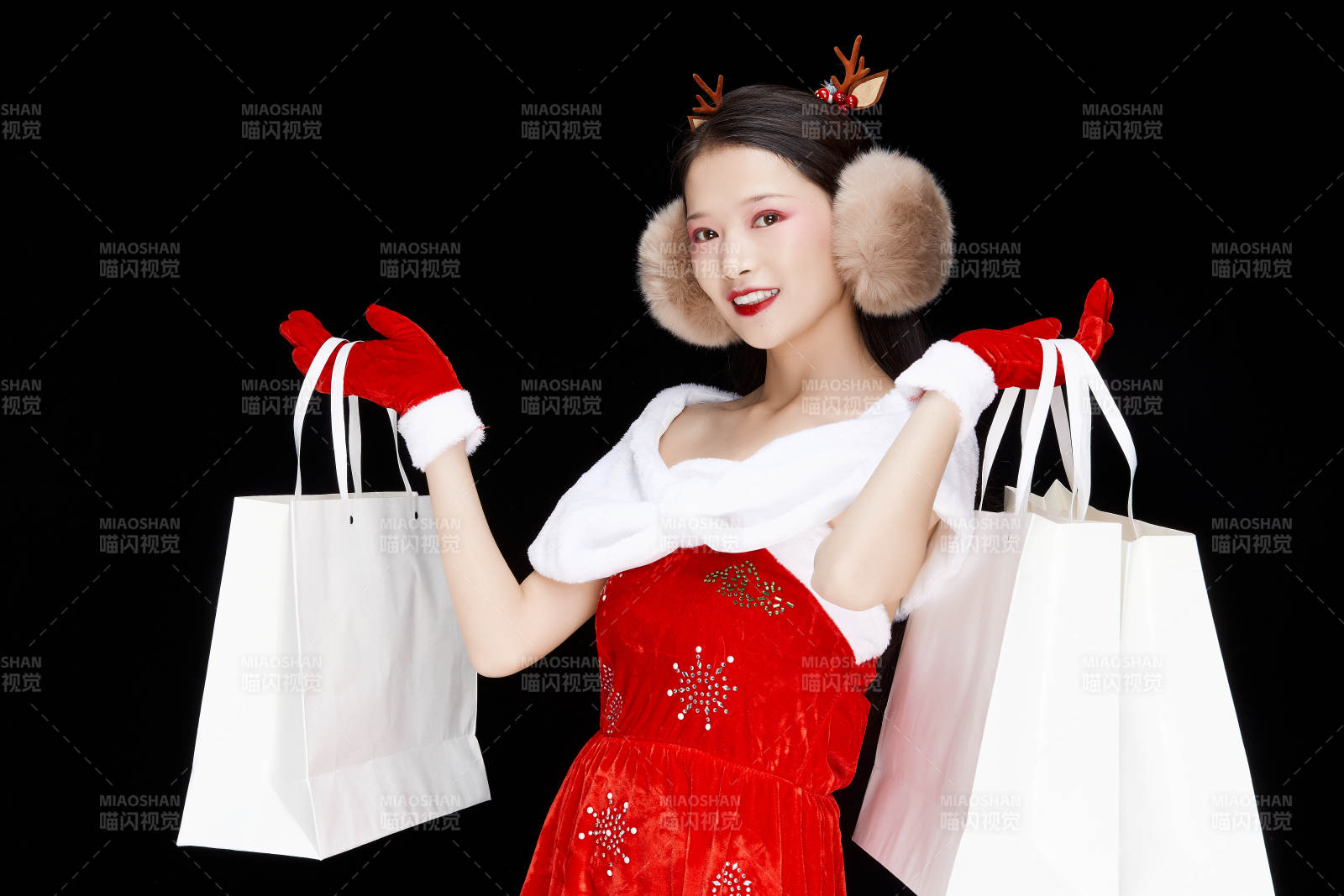 身穿圣诞服饰手提购物袋性感可爱的圣诞女郎图片