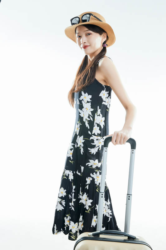 白色背景下准备出发旅行的美丽东方女大学生图片