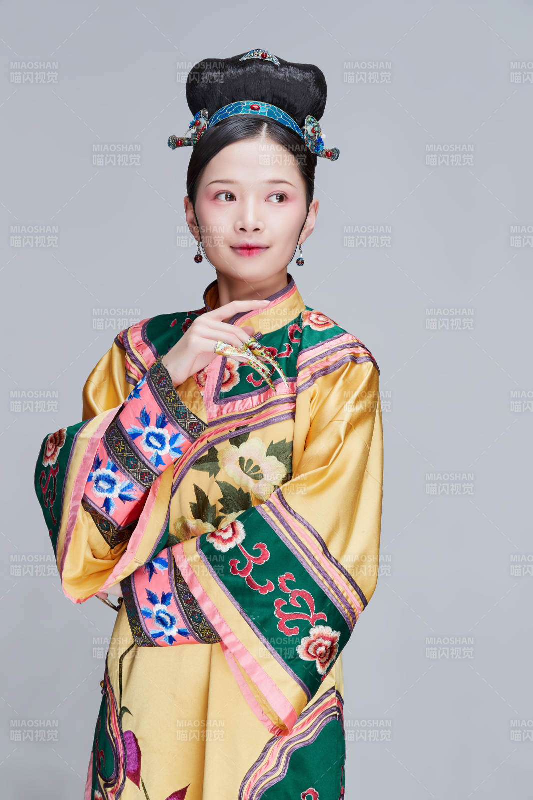 白色背景下的清代女性古装造型清朝古装图片