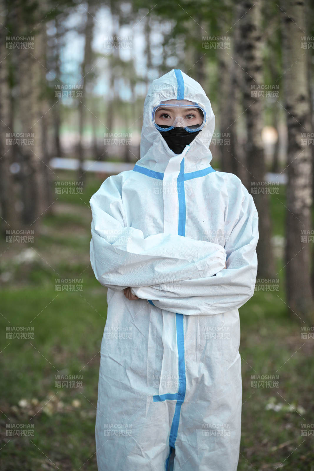 穿白色防护服佩戴护目镜口罩的女性防护人员图片