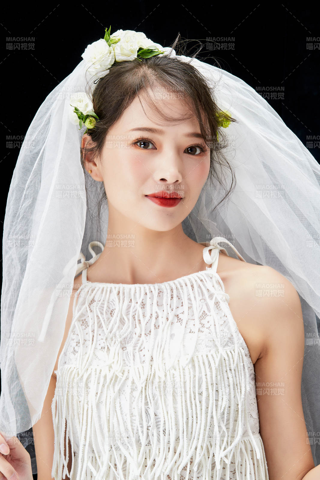 黑色背景下的美妆新娘彩妆人像图片