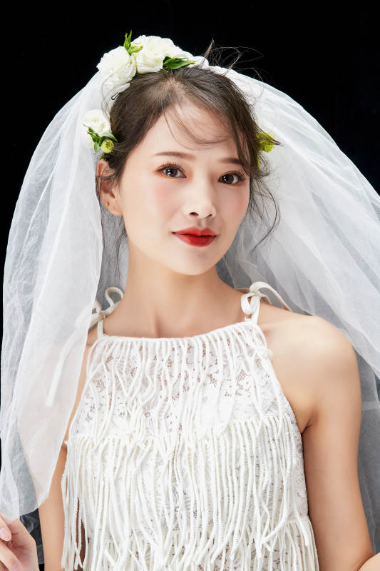 黑色背景下的美妆新娘彩妆人像图片