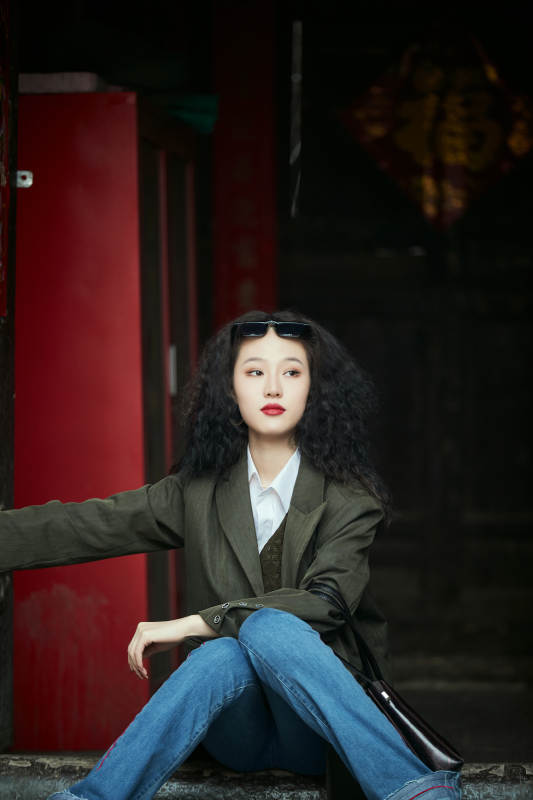 老旧城区里穿着复古港风的美丽清纯少女图片