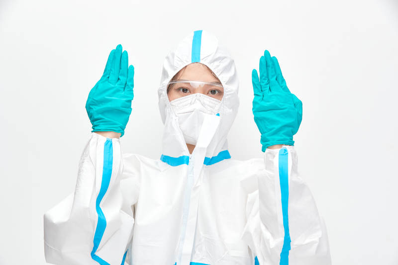 穿白色防护服佩戴护目镜口罩的女性医疗人员图片