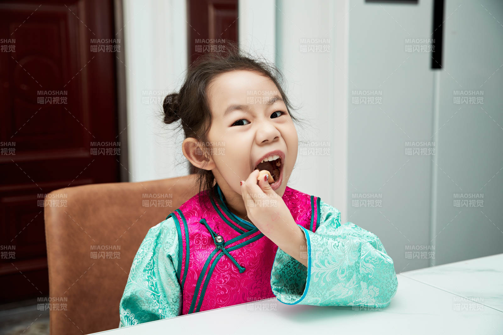 在家玩耍的亚洲小女孩图片