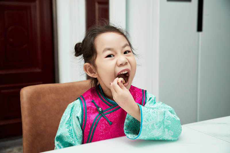 在家玩耍的亚洲小女孩图片