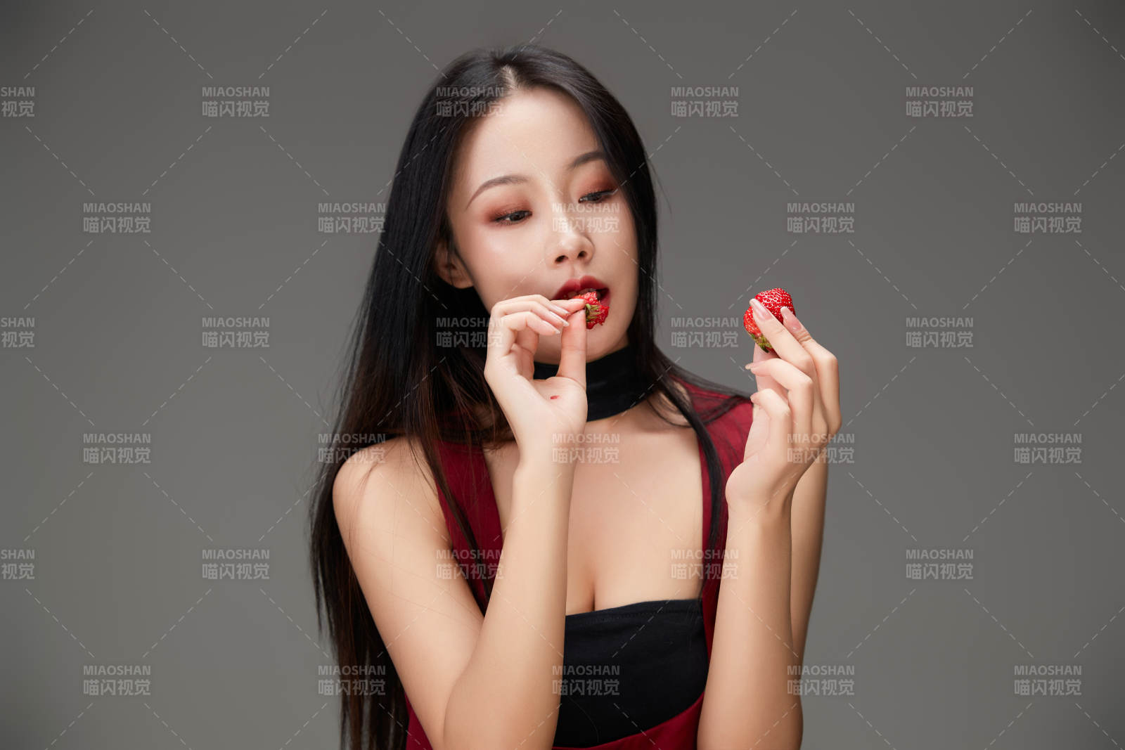 吃水果的亚洲东方长发少女图片