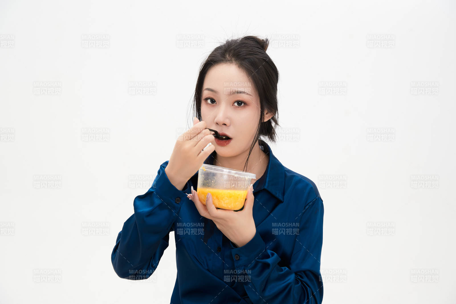 大吃特吃的亚洲可爱少女人像图片