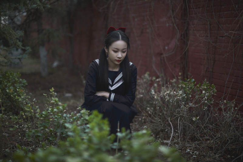 日系户外公园穿jk校服的少女图片