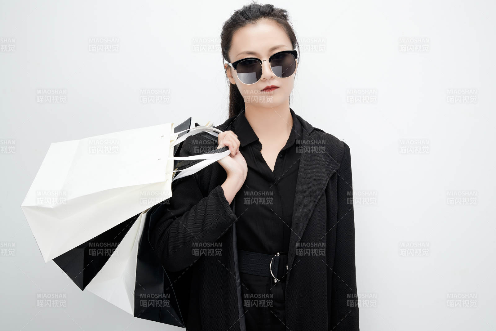 白色背景下手提购物袋时尚美丽的亚洲少女图片