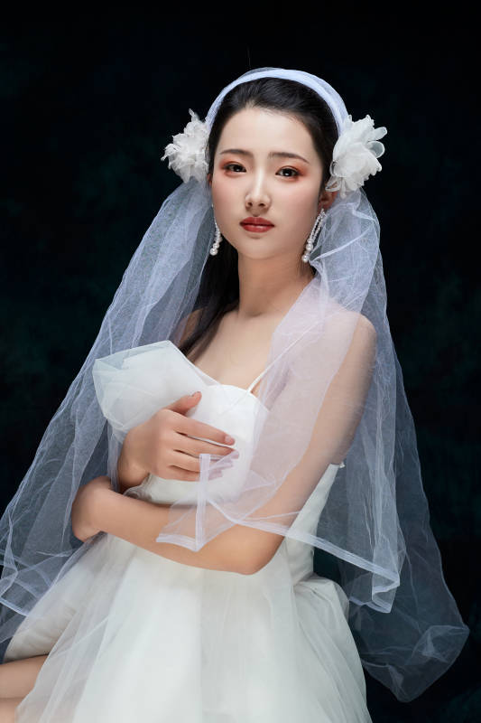 黑色背景下的女性复古婚纱妆面图片