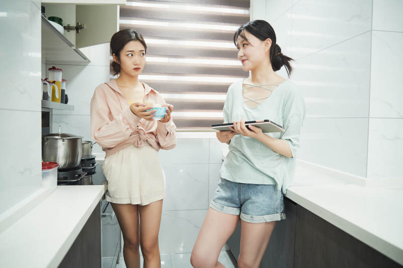 在厨房烹饪美食的亚洲闺蜜少女图片