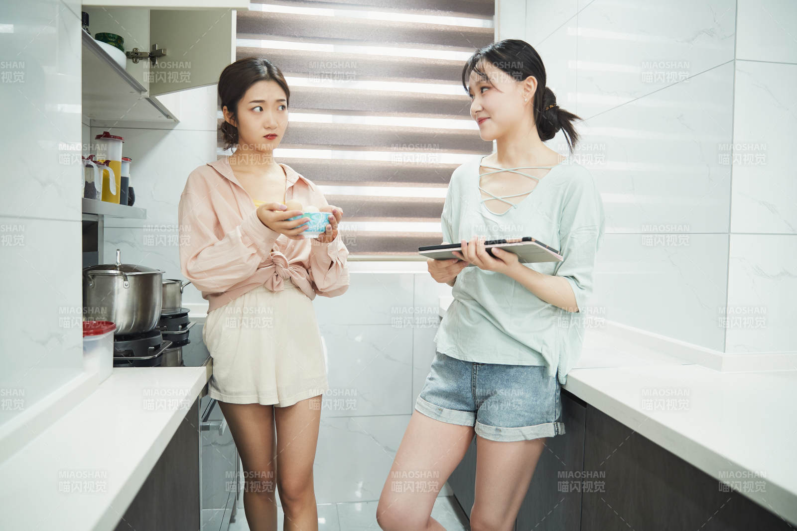 在厨房烹饪美食的亚洲闺蜜少女图片