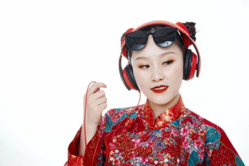 身穿中国传统服饰的青年女性图片