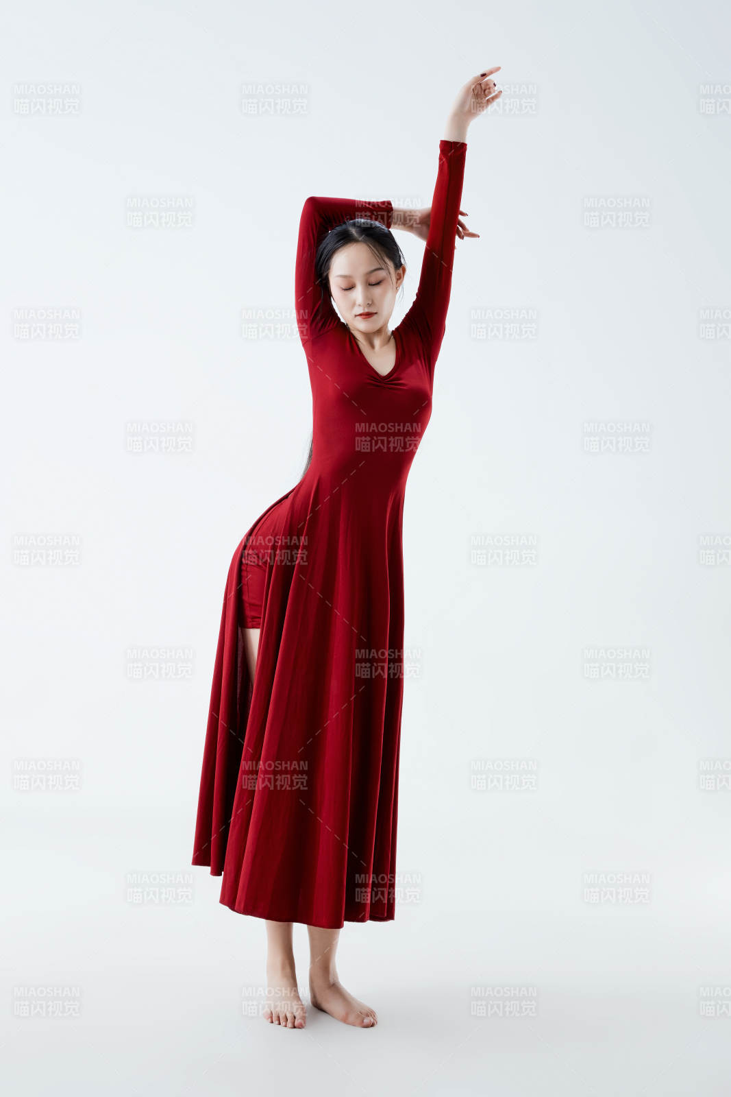 穿着红色长裙翩翩起舞的少女图片