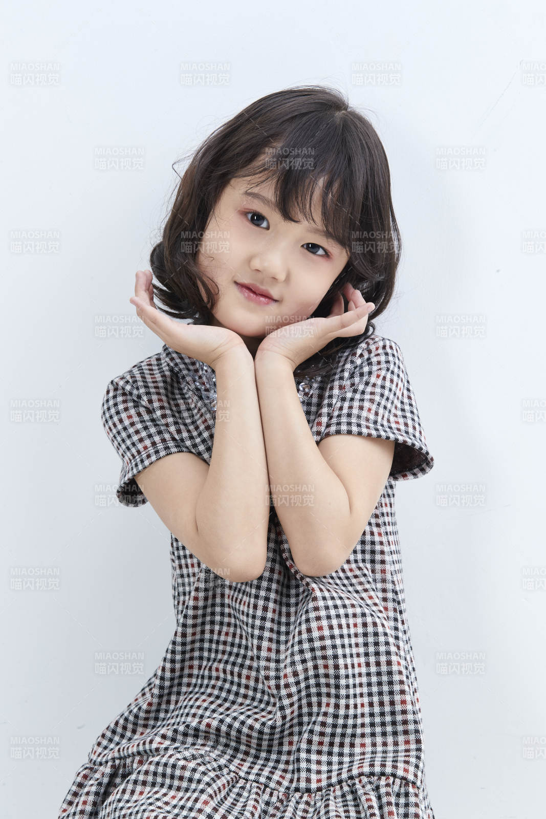 白色色背景的可爱的亚洲小女孩儿童图片