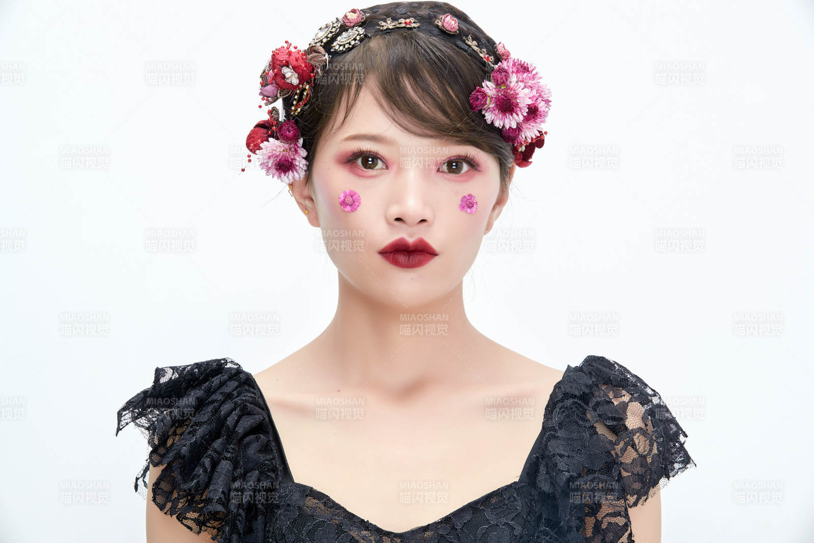 白色背景下的新娘彩妆美女人像图片