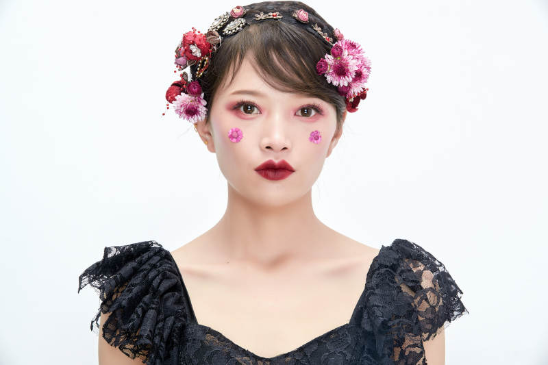 白色背景下的新娘彩妆美女人像图片