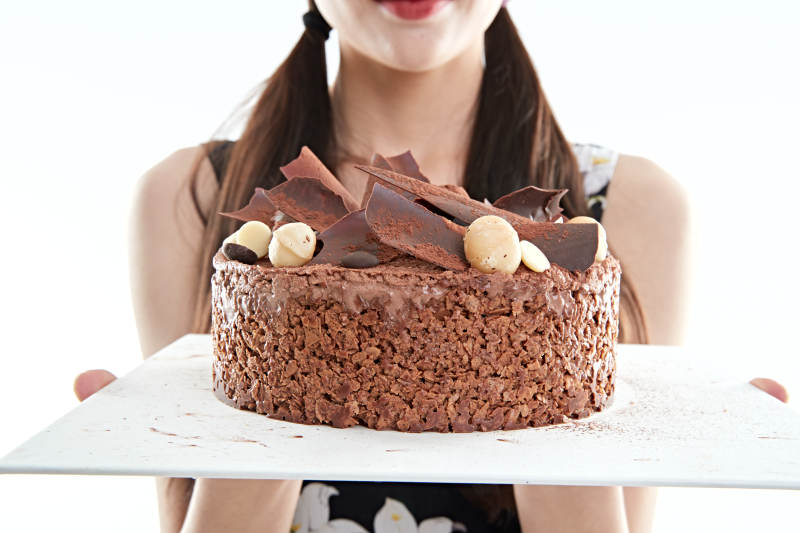 喝红酒品尝蛋糕的年轻女性图片