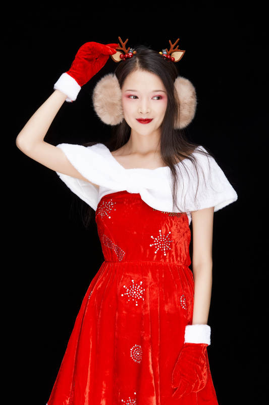 身穿圣诞服饰手提购物袋性感可爱的圣诞女郎图片