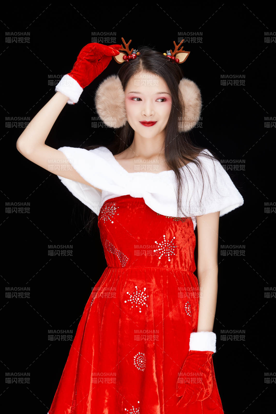 身穿圣诞服饰手提购物袋性感可爱的圣诞女郎图片