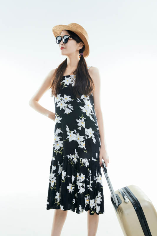 白色背景下准备出发旅行的美丽东方女大学生图片