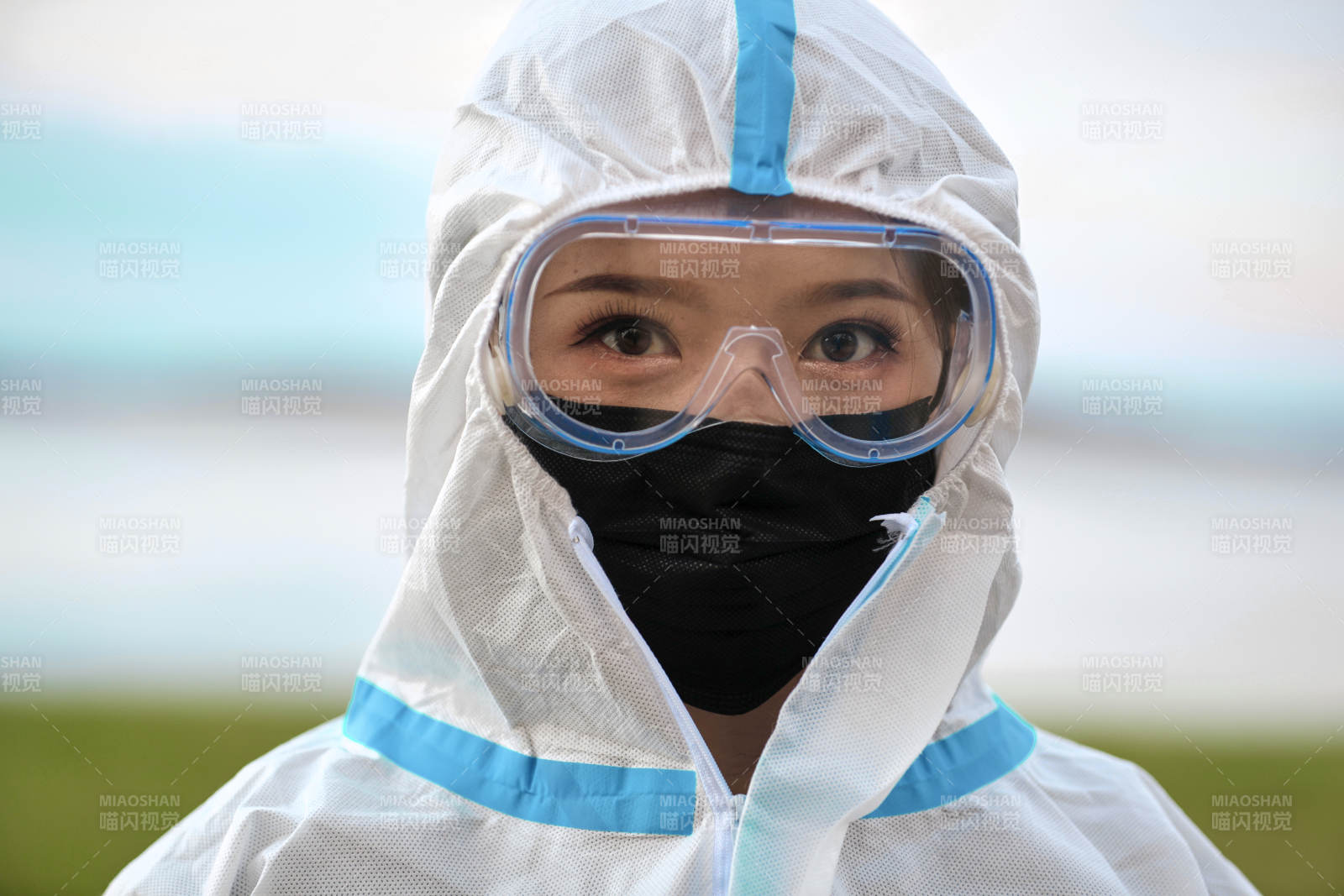 穿白色防护服佩戴护目镜口罩的女性防护人员图片