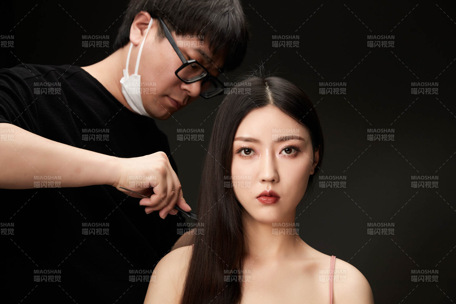 进行美妆化妆的化妆师与模特图片