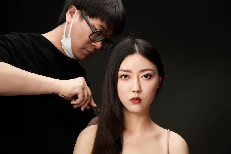 进行美妆化妆的化妆师与模特图片