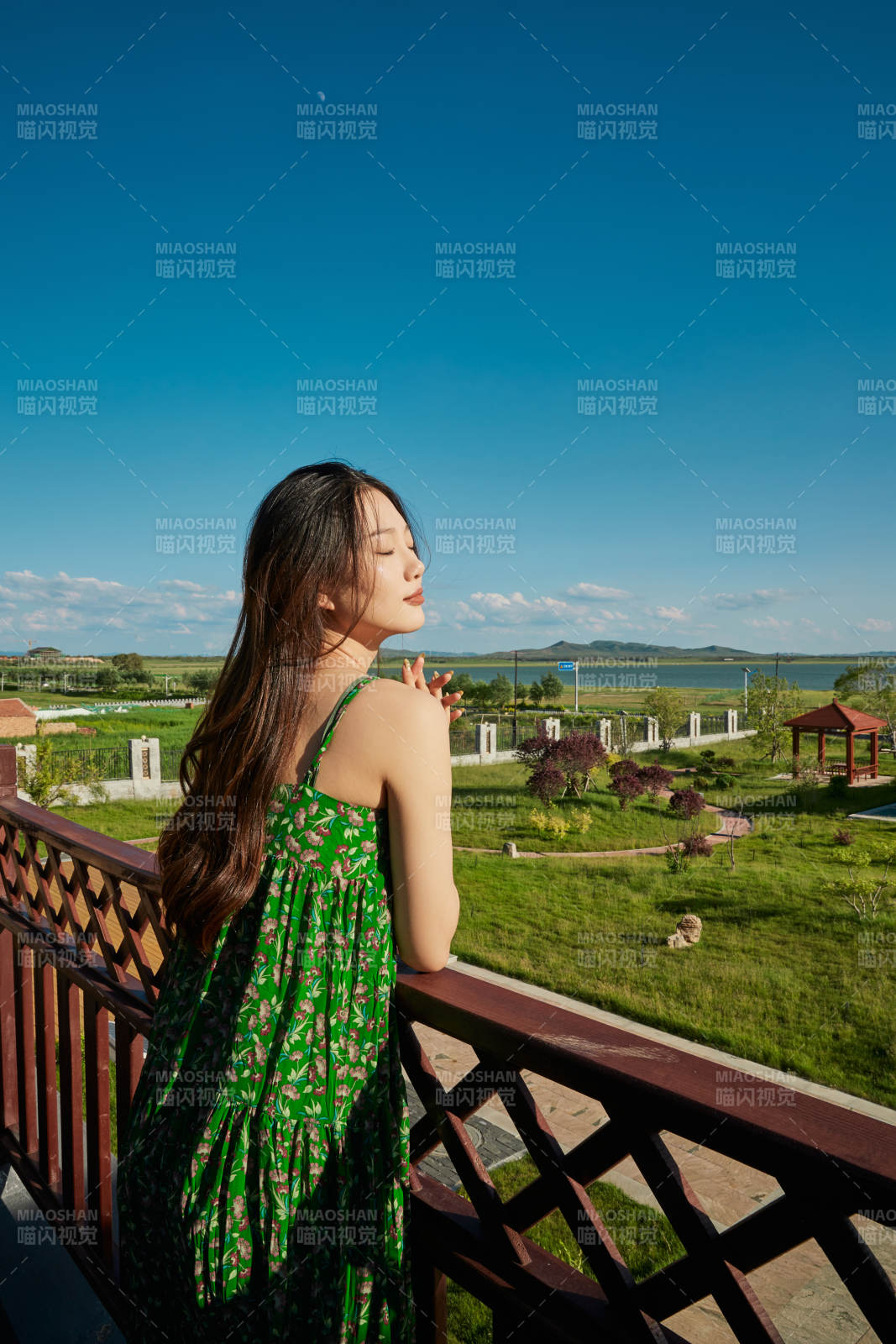 度假区酒店别墅天台上的美女图片