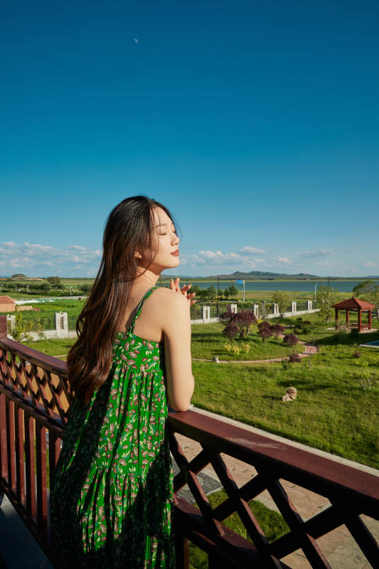 度假区酒店别墅天台上的美女图片