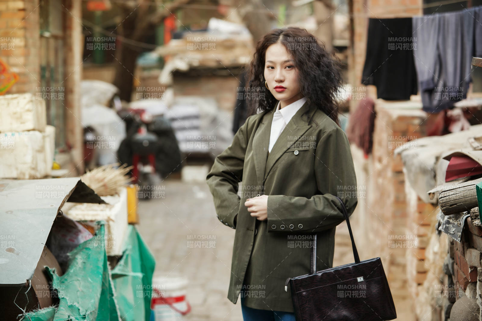 老旧城区里穿着复古港风的美丽清纯少女图片