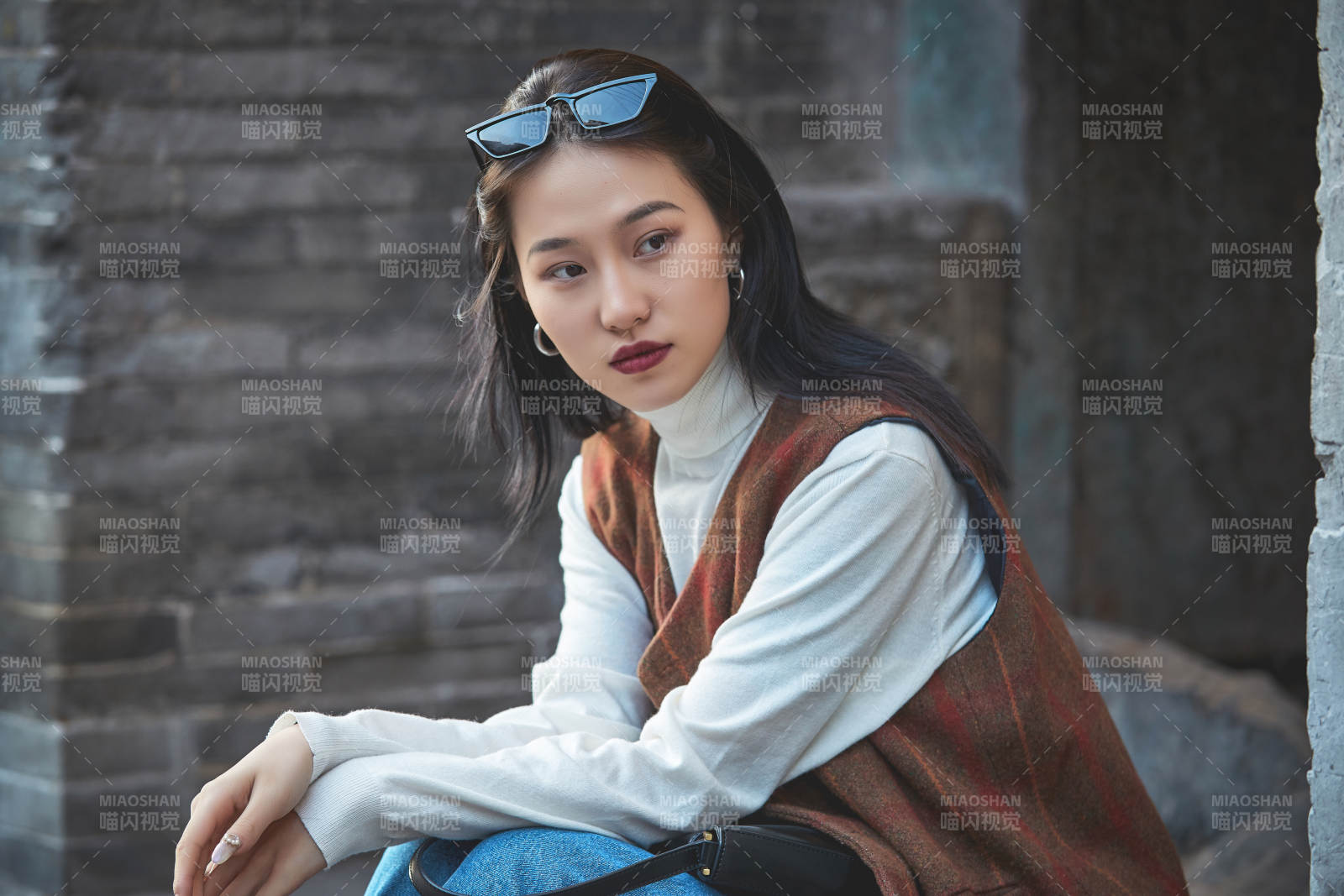 老旧城区里穿着复古港风的美丽清纯少女图片