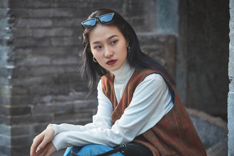 老旧城区里穿着复古港风的美丽清纯少女图片