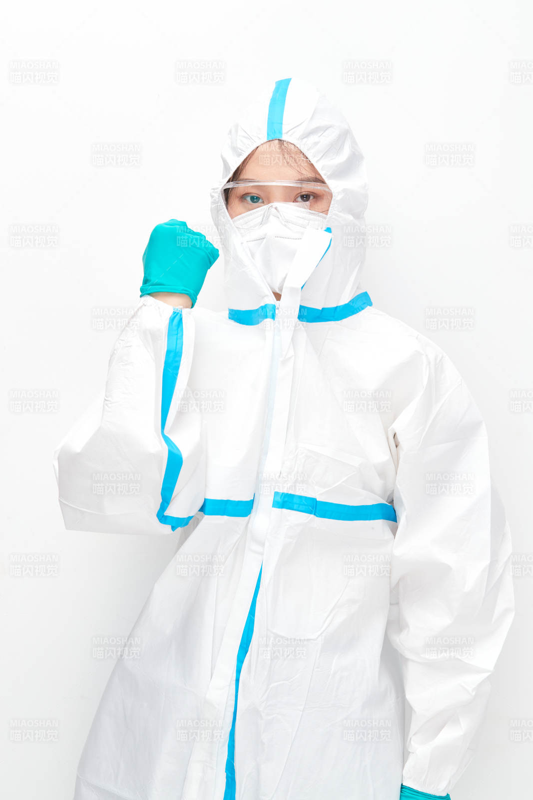 穿白色防护服佩戴护目镜口罩的女性医疗人员图片