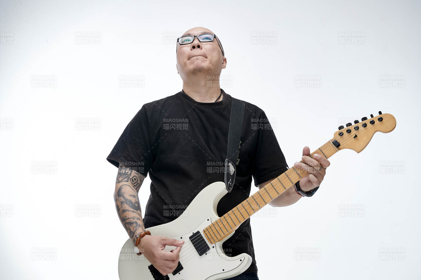 手持电吉他展示演奏的亚洲男性摇滚乐手人像图片