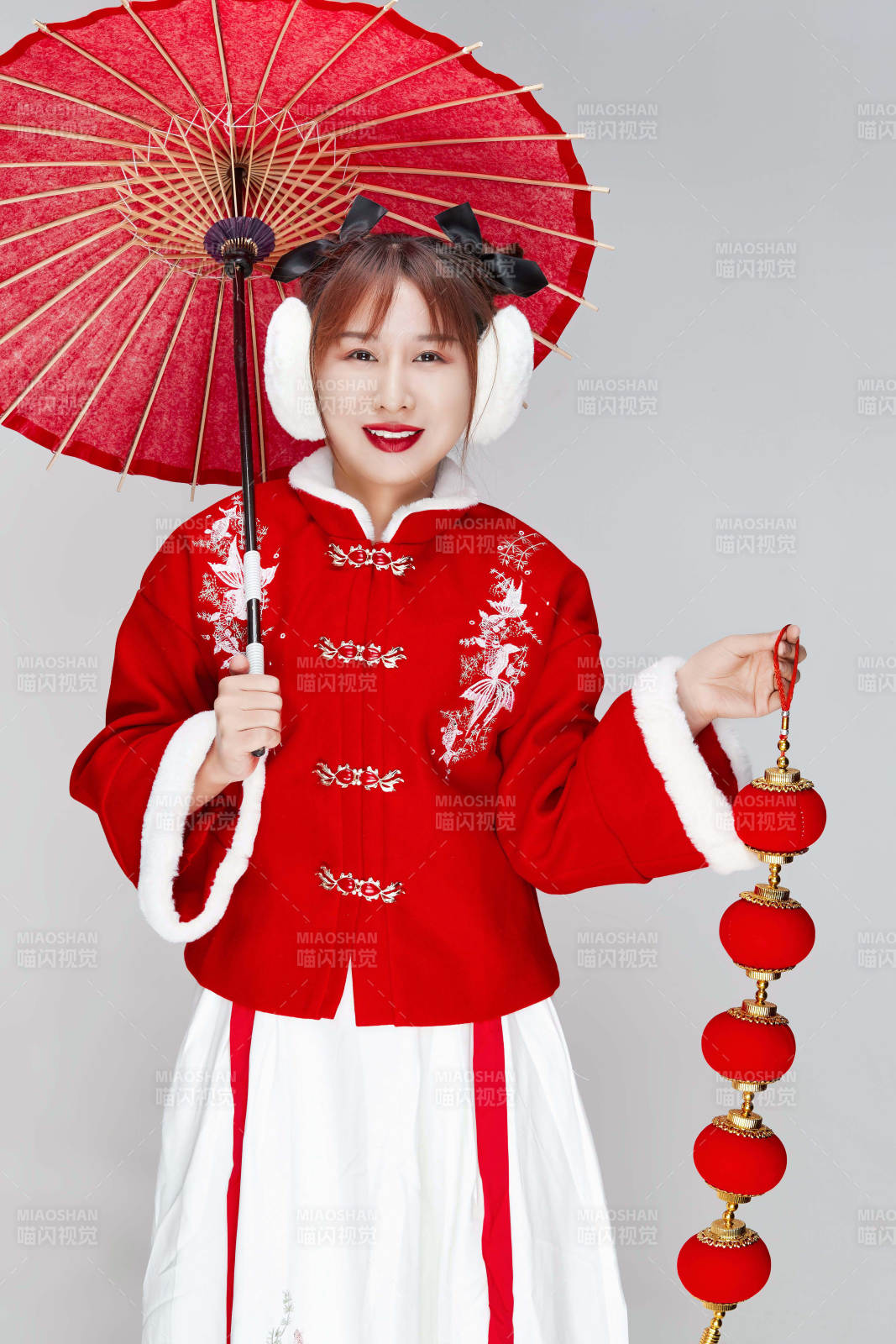 手打油纸伞手提红灯笼身穿喜庆汉服的可爱少女图片