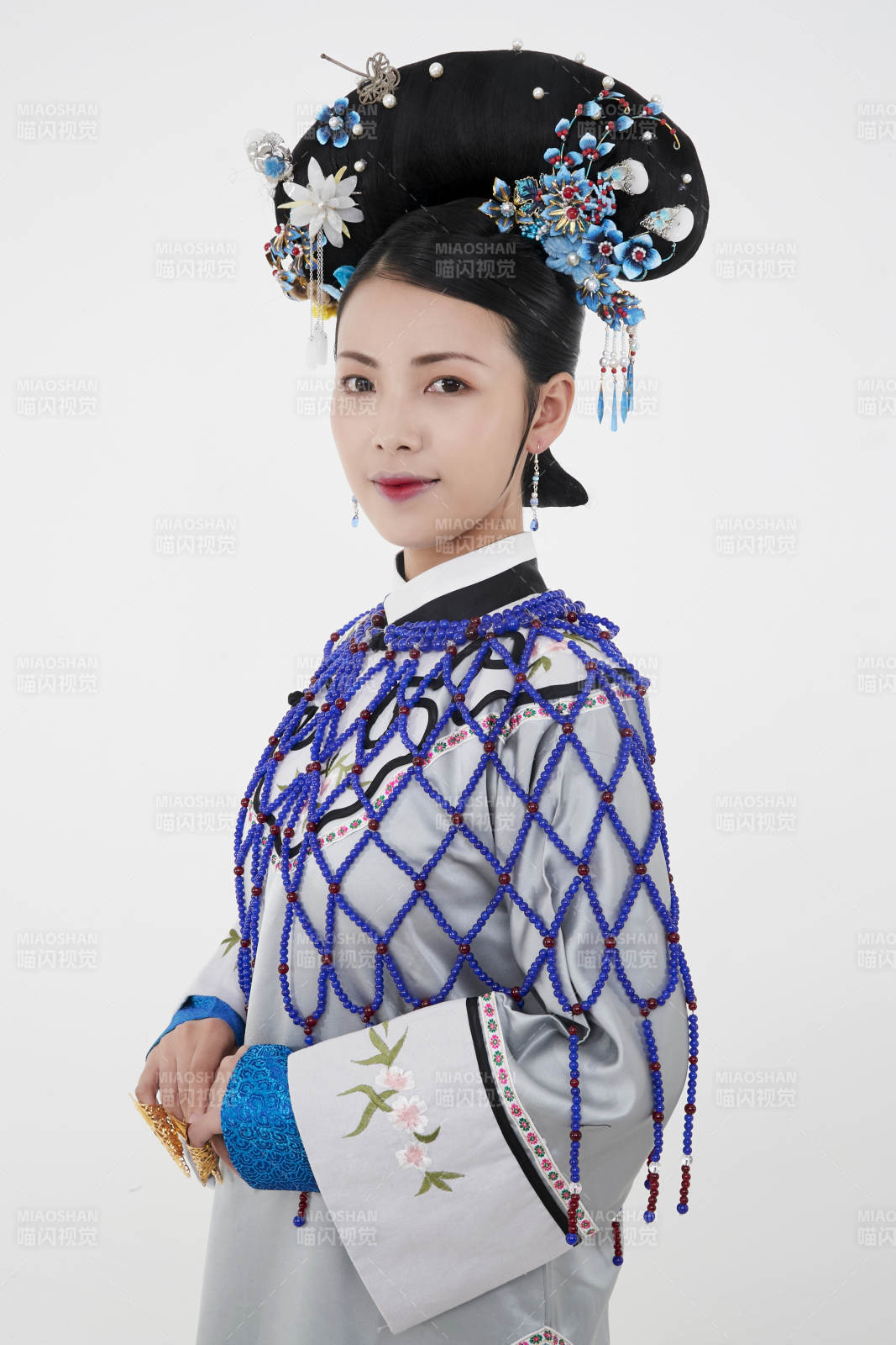 白色背景下的清代女性古装造型清朝古装图片