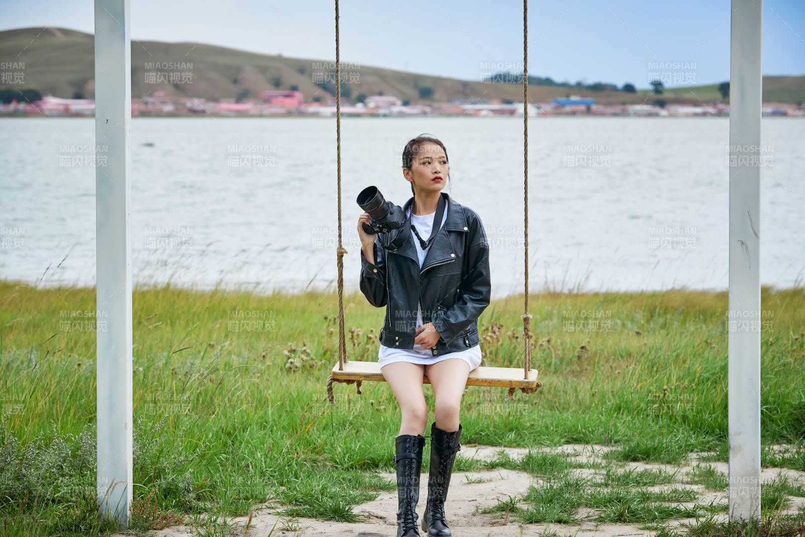 户外湖畔进行拍摄的亚洲青年女性摄影师图片