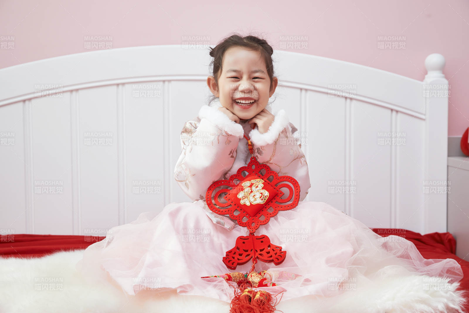 在家玩耍的亚洲小女孩图片