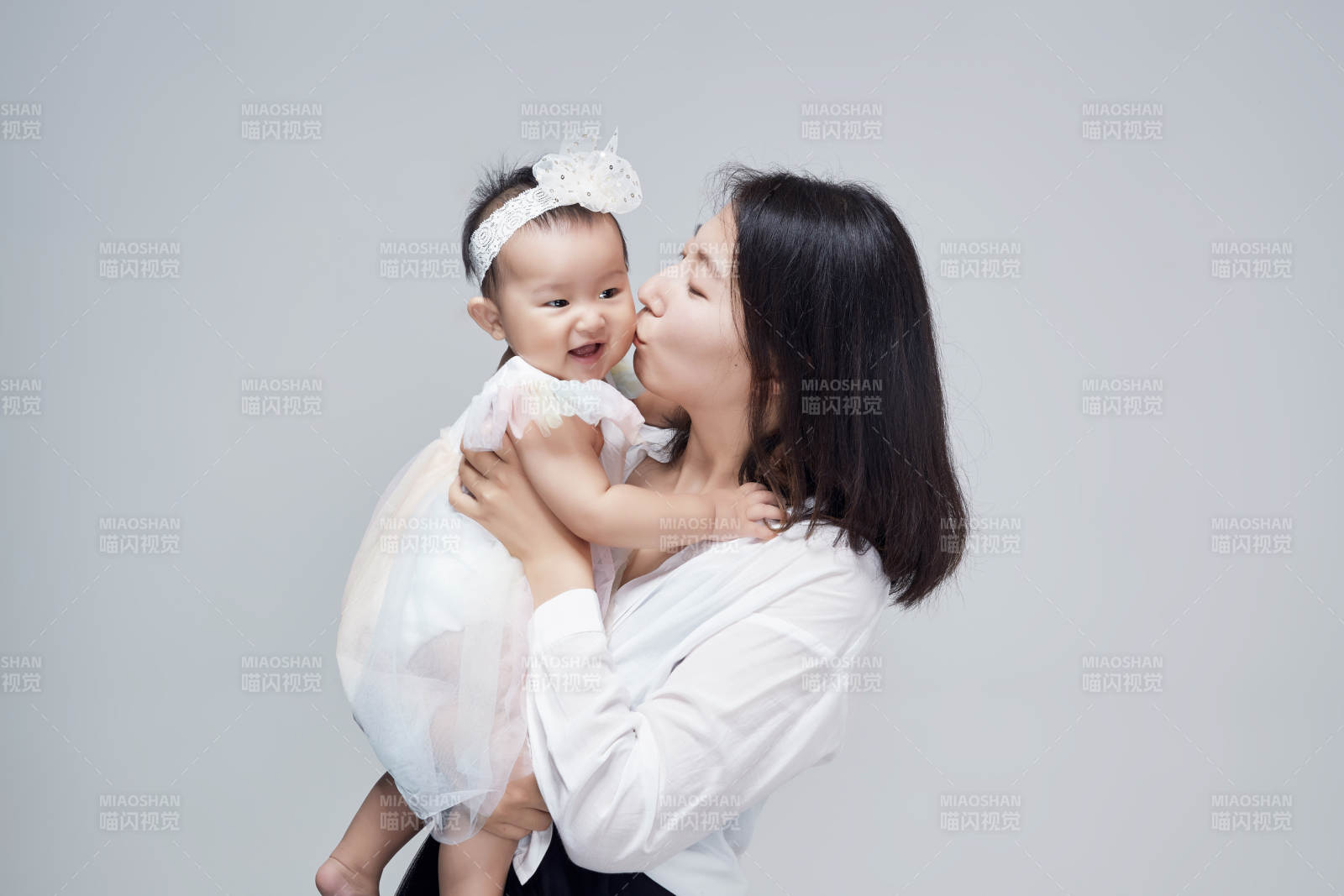 妈妈陪伴宝宝快乐的玩耍图片