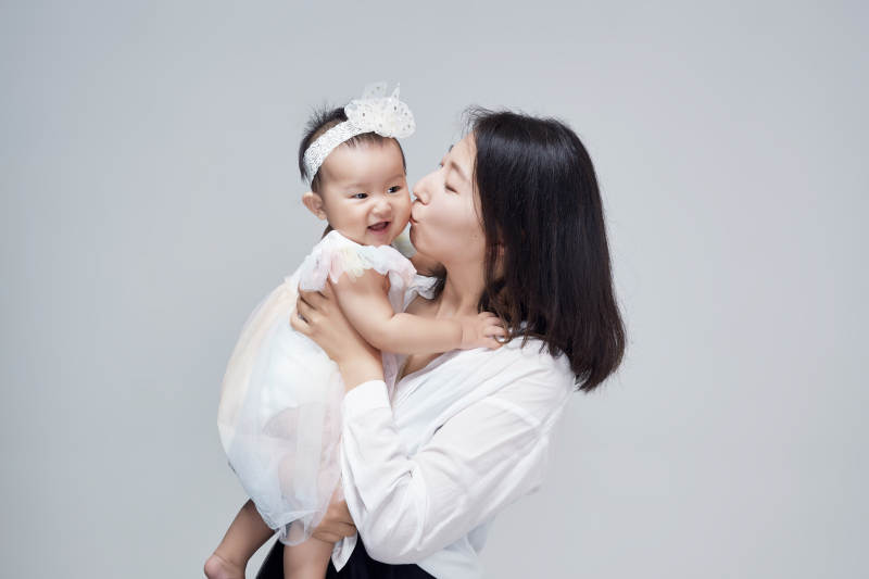 妈妈陪伴宝宝快乐的玩耍图片