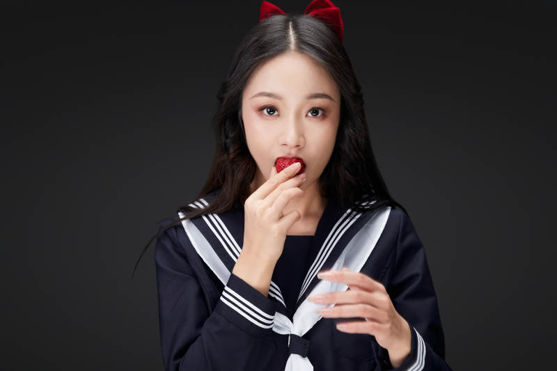 吃水果的亚洲东方长发少女图片