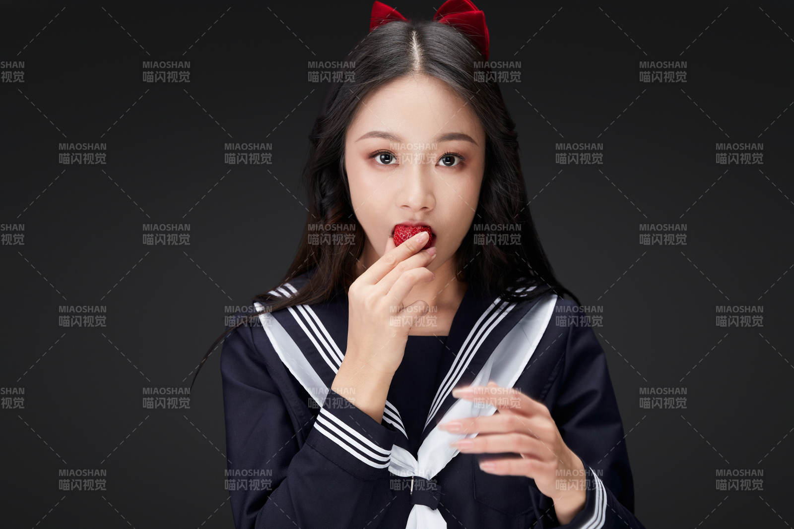 吃水果的亚洲东方长发少女图片