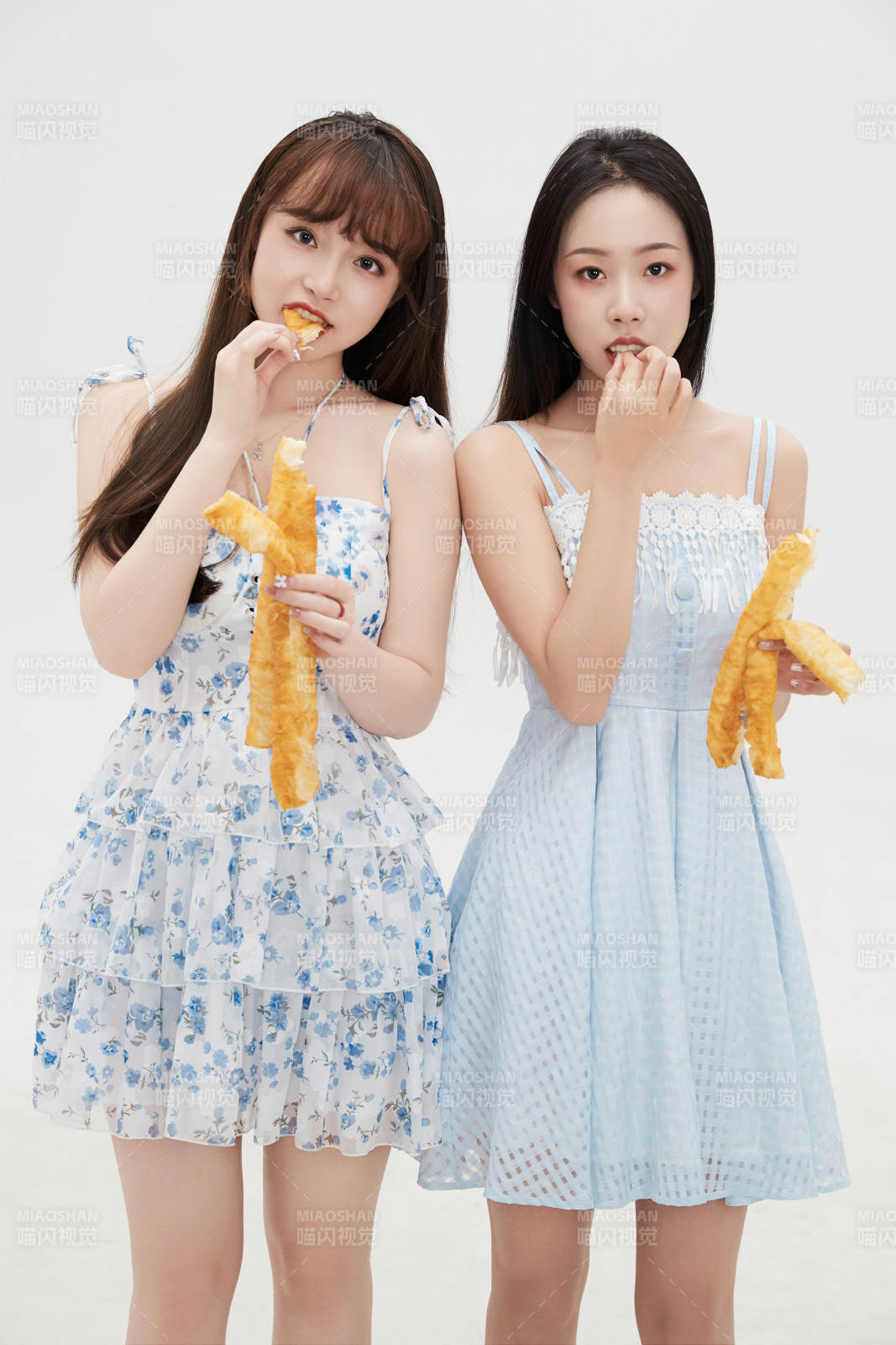 吃油条的亚洲可爱美女闺蜜图片