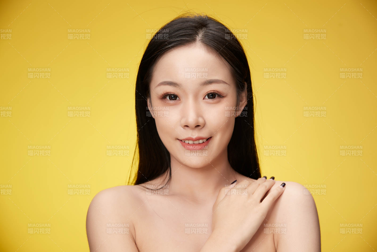 亚洲美女面部特写化妆护肤图片